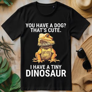 Você tem um cachorro, eu tenho um pequeno dinossauro PNG, design de camiseta engraçada com dragão barbudo