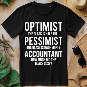 Optimist Pessimist Accountant Glass Grappige boekhouding PNG, grappig CPA-accountant T-shirtontwerp