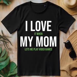 Adoro quando mia mamma mi lascia giocare ai videogiochi PNG, design divertente per maglietta da giocatore