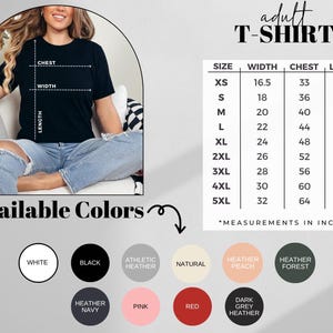 Pu&ograve; includere: Una tabella di taglie per magliette da adulto con misure in pollici. La tabella mostra la taglia, la larghezza, il petto e la lunghezza della maglietta in pollici. La tabella &egrave; etichettata "maglietta da adulto". L'immagine mostra anche una modella che indossa una maglietta nera e una variet&agrave; di campioni di colore per la maglietta.