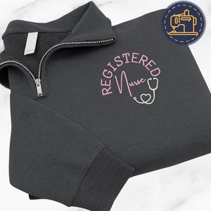 Puede incluir: Un juego de tres tazas de cerámica con un acabado mate moteado. Las tazas son de color crema, gris claro y gris oscuro. Cada taza tiene un diseño simple y minimalista.