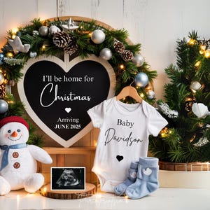 Faire-part de grossesse numérique de Noël pour décembre Modèle modifiable neutre pour l'annonce de bébé Je serai à la maison pour Noël A0211