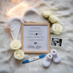 Peut inclure: Annonce de grossesse avec un tableau de lettres indiquant "Nous attendions un bébé mais on nous a offert un ange à la place" avec le nom "Baby Luna". L'image comprend des ailes d'ange, un halo, des roses, des chaussons et une échographie.