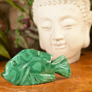 Talla de pez de malaquita: cristal artesanal para protección y transformación, decoración única para el hogar, regalo espiritual, piedra curativa