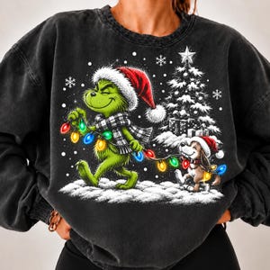 かわいいグリンチのクリスマス光るハーフトーンPNG、ビンテージグリーンモンスターサンタハット、レトロなホリデーストリングライト、冬の昇華デジタルファイル