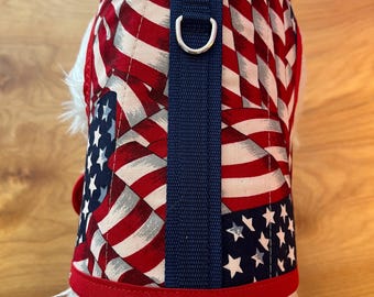 Arnés para perros pequeños con estampado de bandera estadounidense ondulada, fabricado en EE. UU., arneses para perros, ropa para mascotas, patriótico