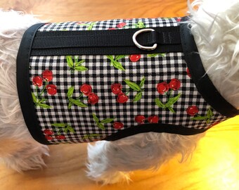 Retro Gingham Karo und Kirschen Kleines Hundegeschirr Made in USA, Hundegeschirre, Haustierkleidung