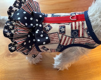 Arnés con doble volante para perro pequeño con estampado americano de punto de cruz, fabricado en EE. UU., arneses para perros, ropa para mascotas, patriótico