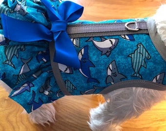 Arnés con volantes para perros pequeños Happy Sharks Fabricado en EE. UU., arneses para perros, ropa para mascotas