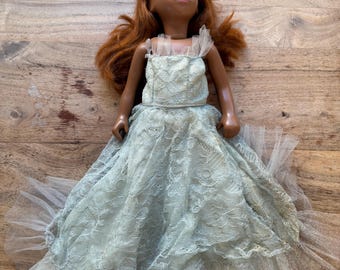 Muñeca vintage Sasha Serie Girl — Pelirroja de 40 cm, fabricada en Alemania por Götz, con vestido de gala de encaje color menta.