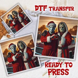 Op de afbeelding: DTF-transfer met twee figuren in kerstmanoutfits, een met een Michael Myers-masker en de andere met een Jason Voorhees-masker, die met hun handen een hart vormen. De woorden "READY TO PRESS" zijn ook zichtbaar.