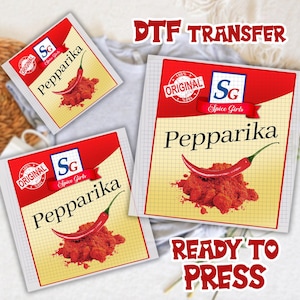 Pode incluir: Tr&ecirc;s embalagens vermelhas e brancas com a inscri&ccedil;&atilde;o "Pepparika", uma ilustra&ccedil;&atilde;o de pimenta vermelha e p&oacute; vermelho. As embalagens exibem o texto "DTF TRANSFER" e "READY TO PRESS".