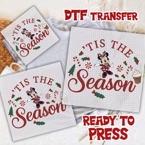 Op de afbeelding: DTF-transfervellen met een kerstthema. Het ontwerp toont Minnie Mouse, zuurstokken, sneeuwvlokken en de tekst "'Tis the Season" in het rood. De woorden "Ready to Press" zijn ook zichtbaar.