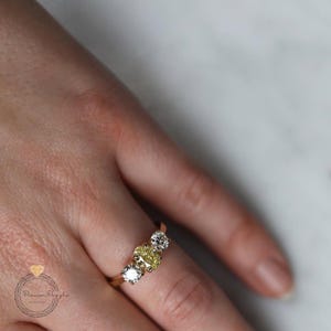 3 ct Drei-Stein-Ring im Ovalschliff | Moissanit Ring creme | Anpassbarer Statement Ring für Hochzeit, Jahrestag oder Geschenk für Sie