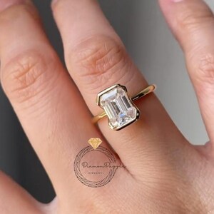 2ct Moissanite Ring im Smaragdschliff - Hi-Set Solitaire Gold Hochzeitsring / Verlobungsring | Klassischer Verlobungsring | Gold Solitär