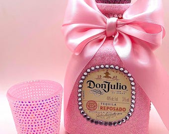 Confezione contenente una bottiglia glitterata Don Julio Reposado e un bicchierino con strass abbaglianti e un fiocco in raso / Colore personalizzato