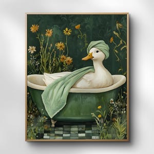 Puede incluir: Impresi&oacute;n enmarcada de un pato blanco en una ba&ntilde;era verde, con una toalla y un turbante verdes. El pato est&aacute; rodeado de flores y vegetaci&oacute;n, sobre un fondo verde oscuro. La obra de arte tiene un estilo vintage y caprichoso.