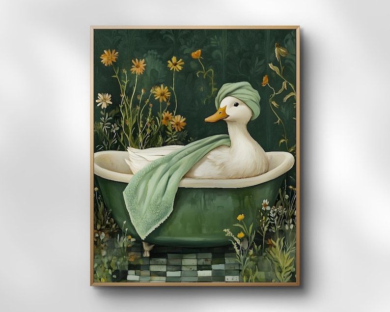 Puede incluir: Impresi&oacute;n enmarcada de un pato blanco en una ba&ntilde;era verde, con una toalla y un turbante verdes. El pato est&aacute; rodeado de flores y vegetaci&oacute;n, sobre un fondo verde oscuro. La obra de arte tiene un estilo vintage y caprichoso.