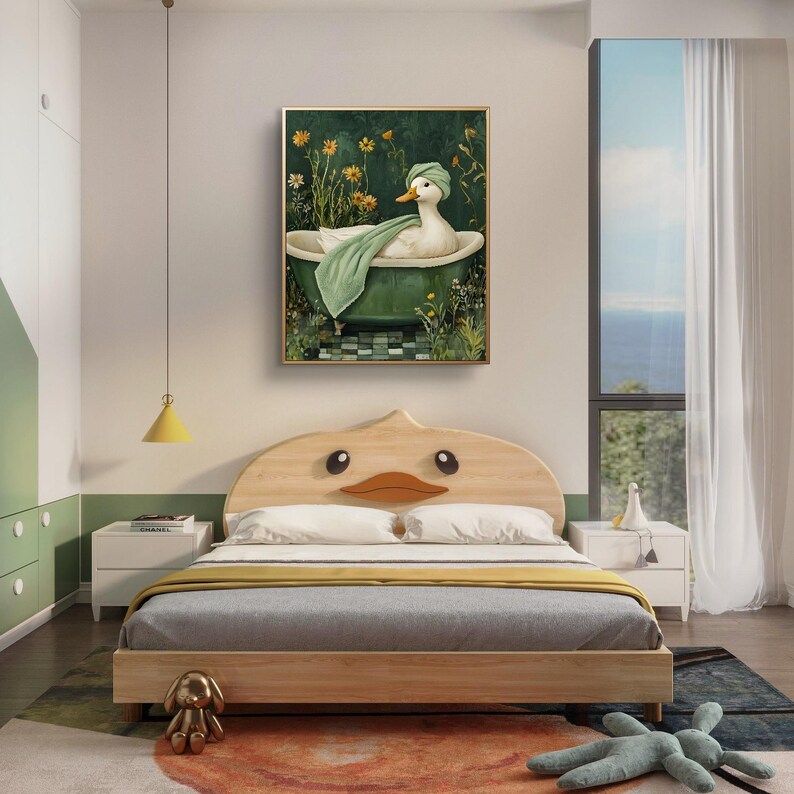 Puede incluir: Dormitorio con cama de madera y cabecero con forma de pato. Sobre la cama, una obra de arte enmarcada de un pato en una ba&ntilde;era. La habitaci&oacute;n incluye mesitas de noche blancas, una l&aacute;mpara colgante amarilla y una alfombra colorida.