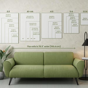 Puede incluir: Un sof&aacute; verde con patas negras se coloca frente a una pared que muestra varios tama&ntilde;os de impresi&oacute;n de arte rectangulares, incluyendo 61x91 cm, 51x76 cm y 41x61 cm. El texto "The sofa is 78.5" wide (199.4 cm)" es visible.