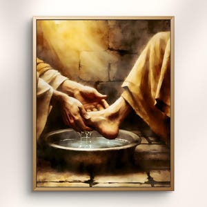 Puede incluir: Pintura enmarcada que representa una escena religiosa. Dos manos lavan suavemente un pie en un cuenco de metal lleno de agua. La obra de arte utiliza tonos cálidos y terrosos y una iluminación suave, creando una atmósfera serena y contemplativa.