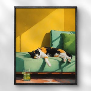 Ingwerkatze mit Cocktail entspannt auf dem Sofa, Kätzchen Moderner Druck, Gelb Grün Wandkunst, Abstraktes Tierposter, Geschenk für Katzenliebhaber
