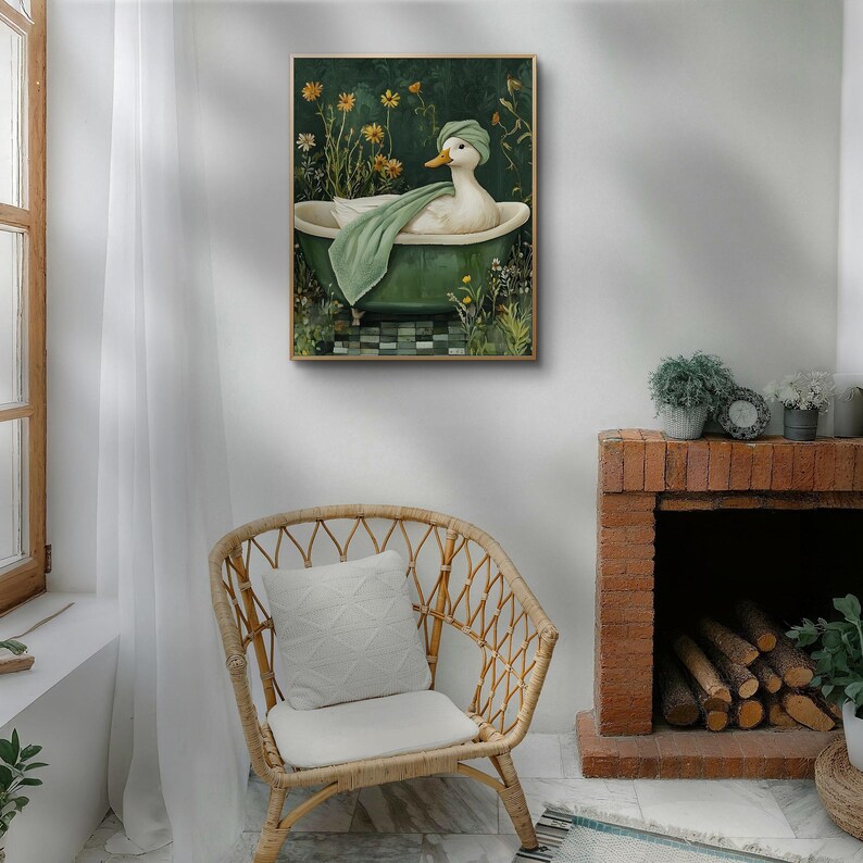 Puede incluir: Una impresi&oacute;n art&iacute;stica enmarcada representa un pato blanco en una ba&ntilde;era verde, con un gorro verde y una toalla verde. El pato est&aacute; rodeado de flores amarillas y vegetaci&oacute;n. El fondo es verde oscuro y la ba&ntilde;era est&aacute; sobre un suelo embaldosado.