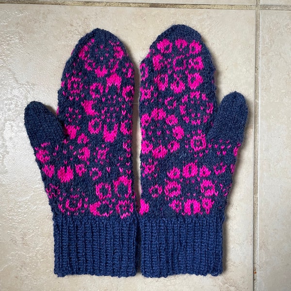 Mitaines en laine mérinos alpaga douce et légère tricotées à la main, fairisle floral coloré, hiver nordique norvégien, bleu marine, rose fluo