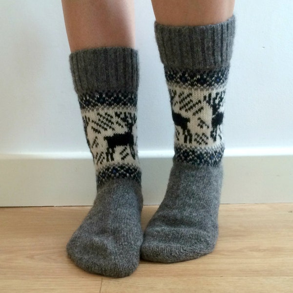 Calcetines de lana gris Reno Ciervo Ciervo Navidad Invierno Escandinavo Nórdico Fairisle Colorwork