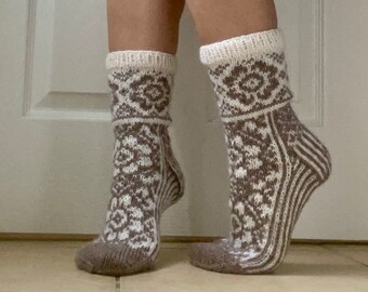 Hand knitted White Beige Wool Socks Flowers Floral Fairisle Scandinavian Nordic Traditional