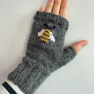 Grey wool fingerless gloves with an embroidered bee bumblebee pattern zdjęcie 1