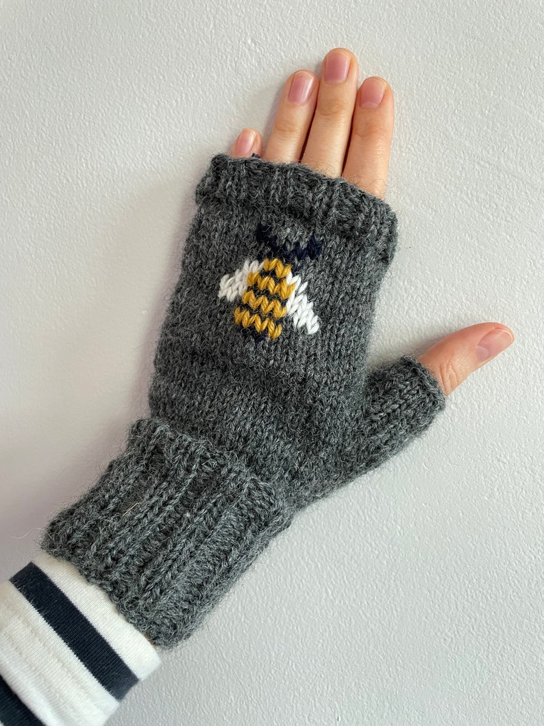 Grey wool fingerless gloves with an embroidered bee bumblebee pattern zdjęcie 1