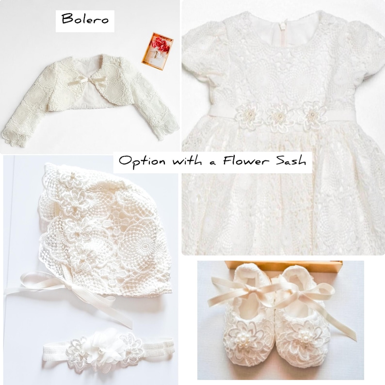Puede incluir: Un surtido de ropa y accesorios de beb&eacute; de encaje blanco. Incluye un bolero, un vestido, un gorro, una diadema y zapatos. El vestido tiene una faja de flores. Los zapatos tienen lazos de cinta. El texto "Bolero" y "Opci&oacute;n con una faja de flores" son visibles.