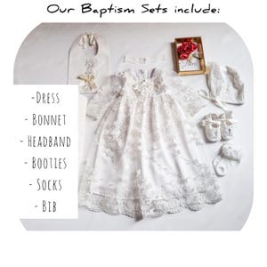 Puede incluir: Un conjunto de bautizo blanco que incluye un vestido, gorro, diadema, patucos, calcetines y babero. El vestido presenta detalles de encaje. El texto "Our Baptism Sets include:" est&aacute; en la parte superior.