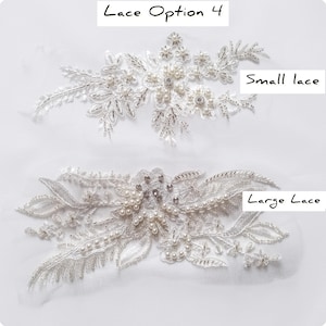 Puede incluir: Dos apliques de encaje blanco con detalles de perlas y pedrer&iacute;a. El aplique superior est&aacute; etiquetado como "Small lace" y el inferior como "Large Lace". El texto "Lace Option 4" est&aacute; en la parte superior de la imagen.