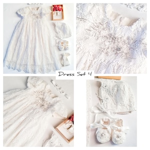 Puede incluir: Un conjunto de vestido de encaje blanco para beb&eacute;, que incluye un vestido, gorro, zapatos y diadema. El vestido presenta un dise&ntilde;o floral y se combina con accesorios a juego. El conjunto se muestra sobre una superficie blanca. El texto "Dress Set 4" est&aacute; presente.