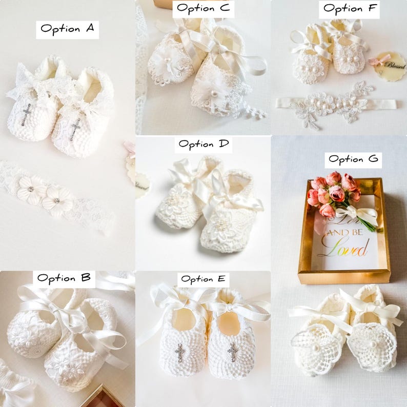Puede incluir: Se muestran varios pares de patucos blancos para beb&eacute; con detalles de encaje y lazos. Algunos patucos tienen cruces, perlas o adornos florales. Tambi&eacute;n se muestra una diadema decorativa y una tarjeta enmarcada con la frase "AND BE Loved".