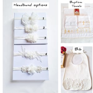 Puede incluir: Una colecci&oacute;n de accesorios para beb&eacute;s, que incluye diademas blancas con adornos florales y de cuentas, toallas de bautizo con bordados de cruces y un babero blanco con detalles de encaje. El texto "Headband options", "Baptism Towels" y "Bib" son visibles.