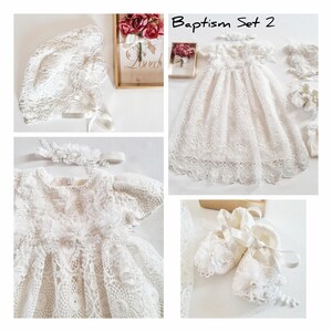 Puede incluir: Un conjunto de bautizo de encaje blanco, que incluye un vestido, gorro, diadema, patucos y babero. El conjunto presenta intrincados patrones de encaje floral y circular. El texto "Baptism Set 2" es visible.