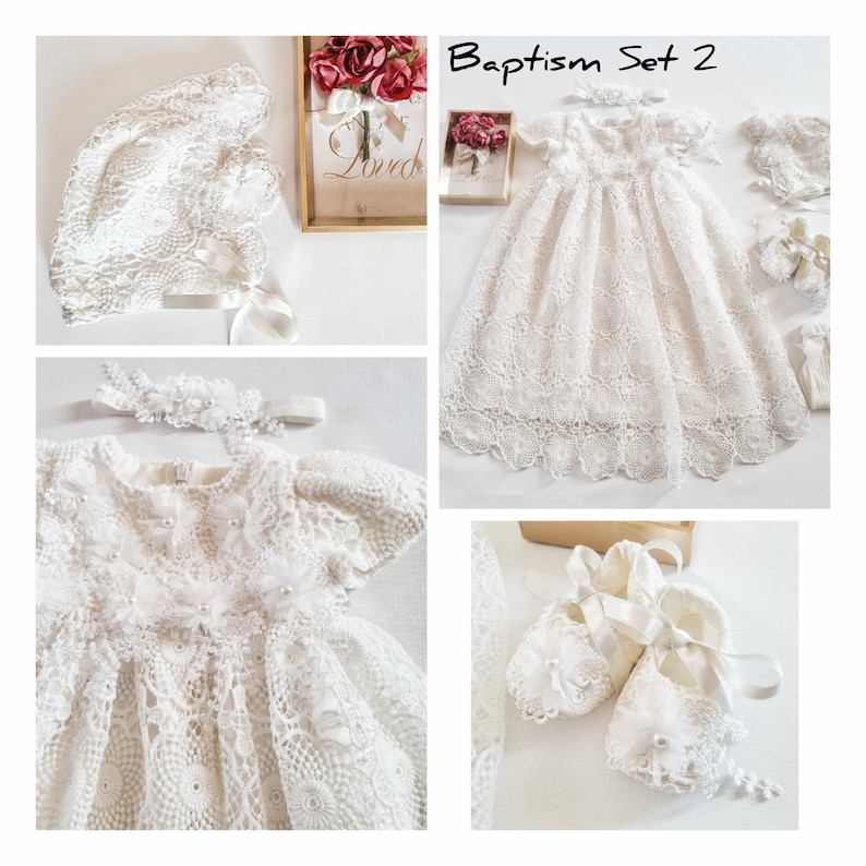 Puede incluir: Un conjunto de bautizo de encaje blanco, que incluye un vestido, gorro, diadema, patucos y babero. El conjunto presenta intrincados patrones de encaje floral y circular. El texto "Baptism Set 2" es visible.
