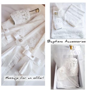 Puede incluir: Conjunto de accesorios de bautizo blancos, que incluyen una botella decorada, toallas y velas, adornados con encaje y cintas. La imagen incluye el texto "Baptism Accessories" y "Message for an offer!"
