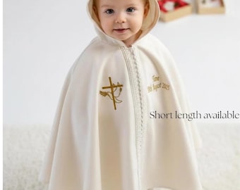 Cape de baptême en coton ivoire brodé : Cape de baptême blanche personnalisée avec capuche, croix et broderie du nom