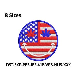 Op de afbeelding: Een cirkelvormig ontwerp met een smiley-gezicht met het Amerikaanse vlagpatroon. De bovenste helft is blauw met witte sterren en twee cannabisbladeren. De onderste helft heeft rode en witte strepen. De tekst "8 Sizes" staat erboven en "DST-EXP-PES-JEF-VIP-VP3-HUS-XXX" eronder.