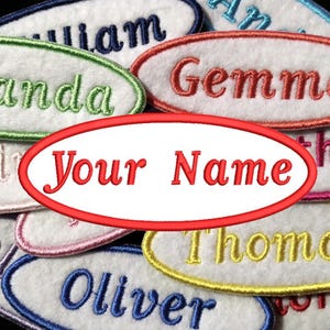 Peut inclure: Un ensemble de patchs en tissu de forme ovale avec des noms brodés, dont "Amanda", "Gemma", "William", "Oliver", "Thomas" et "Your Name".