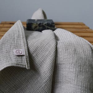 Linen waffle bath towel in natural color image 4