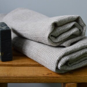 Linen waffle bath towel in natural color image 6