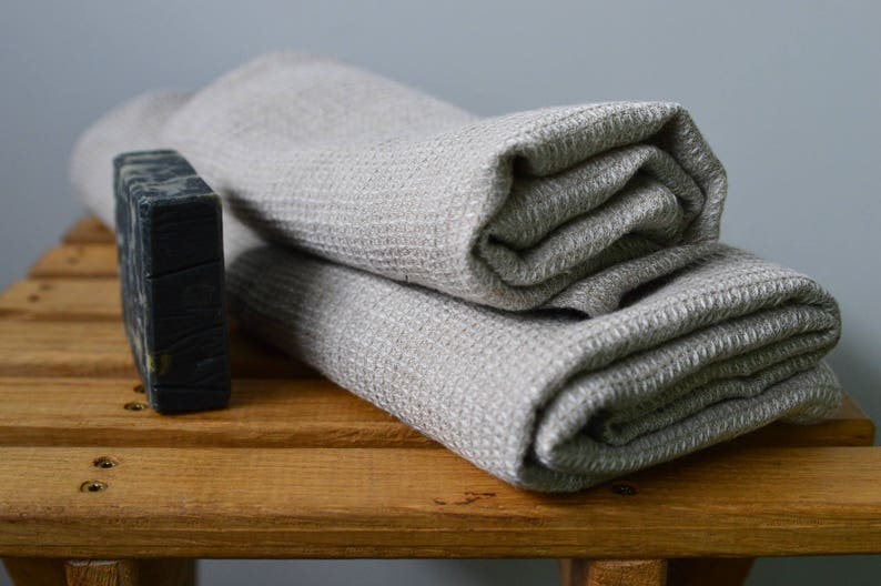 Linen waffle bath towel in natural color image 6