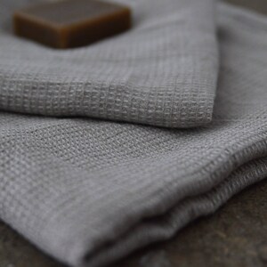 Linen waffle bath towel in natural color image 3
