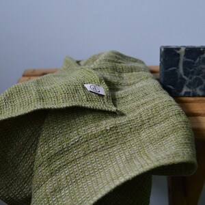 Linen waffle bath towel in natural color image 8