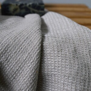 Linen waffle bath towel in natural color image 5